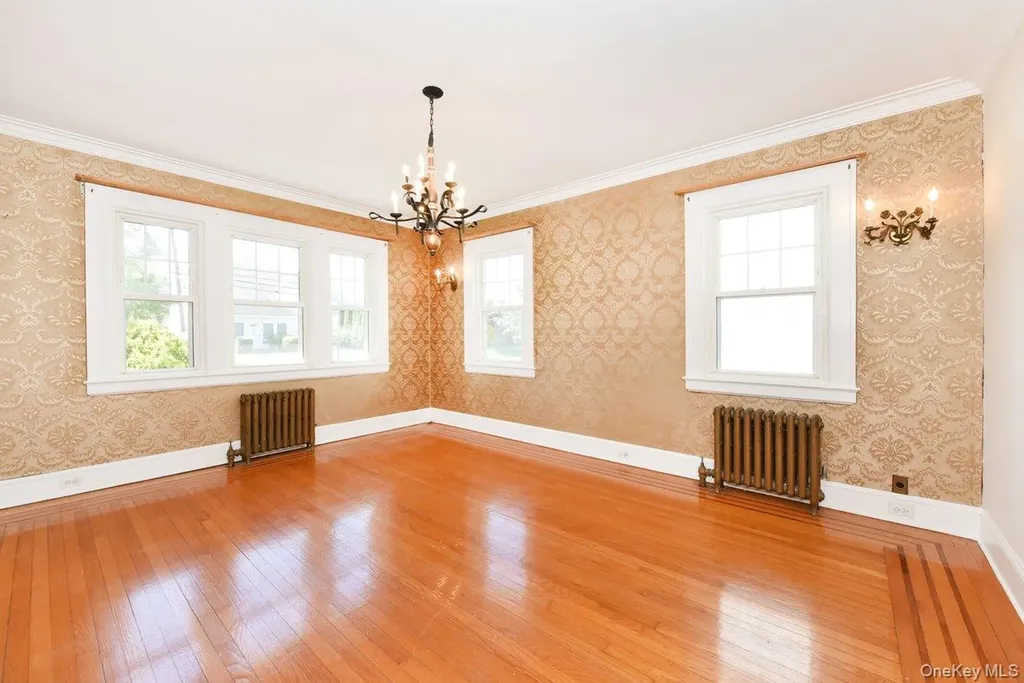 182 Ferncroft Road Mineola NY 11501