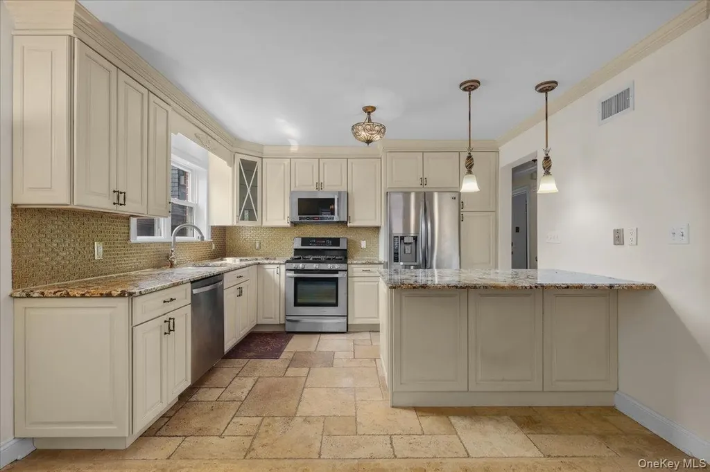 1184 Rhinelander Avenue Bronx NY 10461