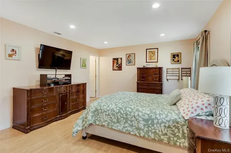 208 Palo Alto Drive Plainview NY 11803