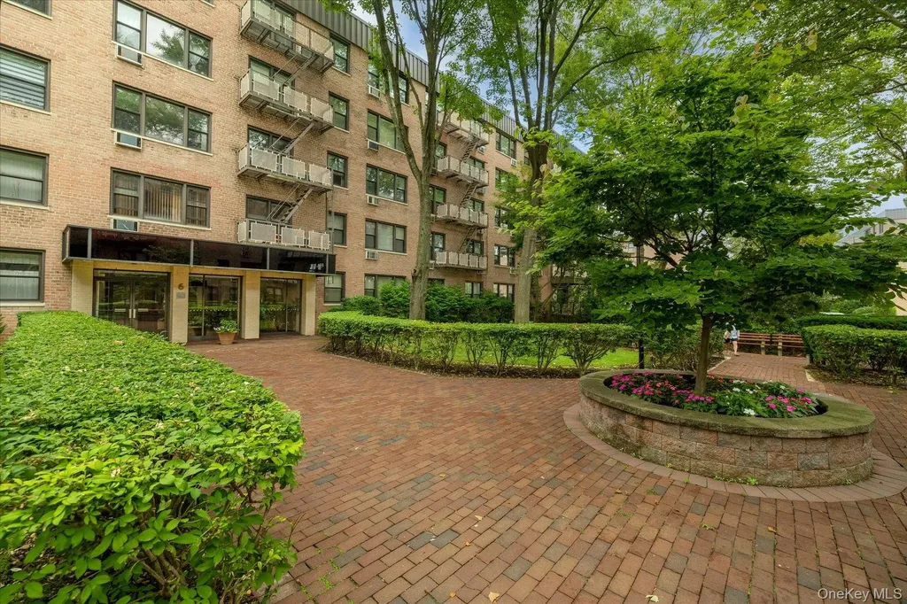 6 Birchwood Court Mineola NY 11501