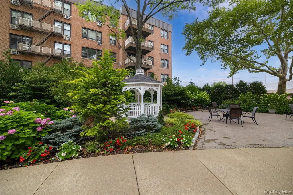 6 Birchwood Court Mineola NY 11501