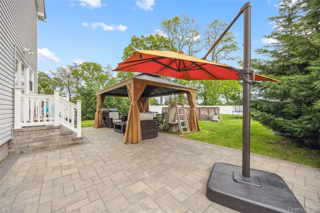 81 Pearsall Avenue Freeport NY 11520