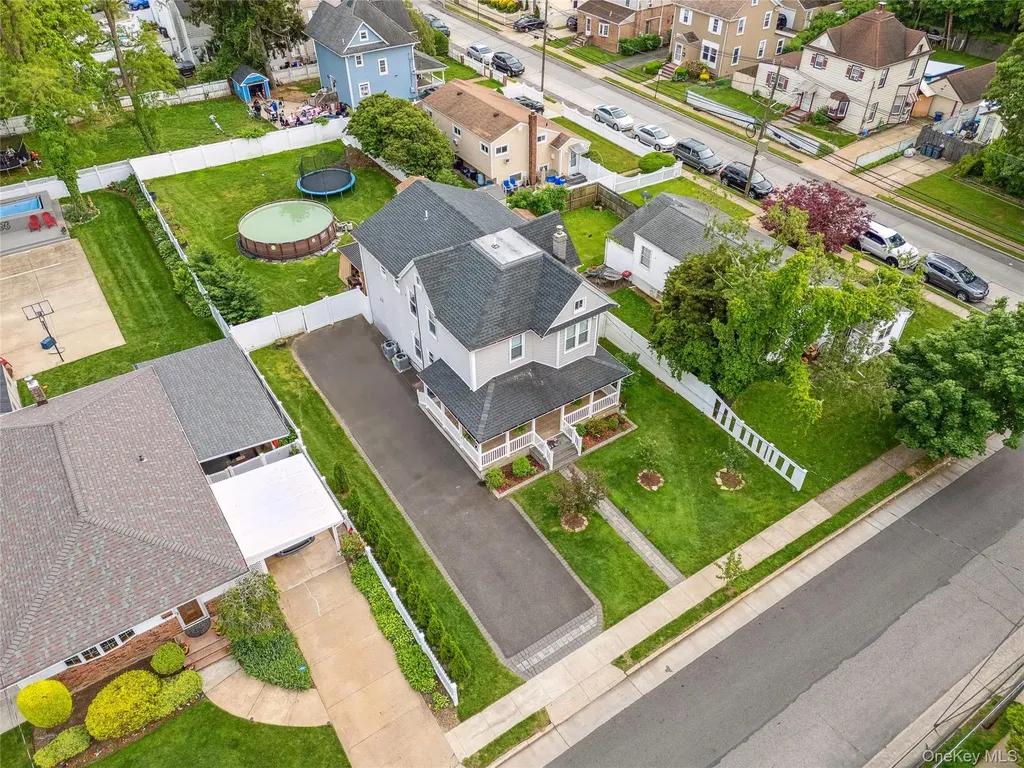 81 Pearsall Avenue Freeport NY 11520