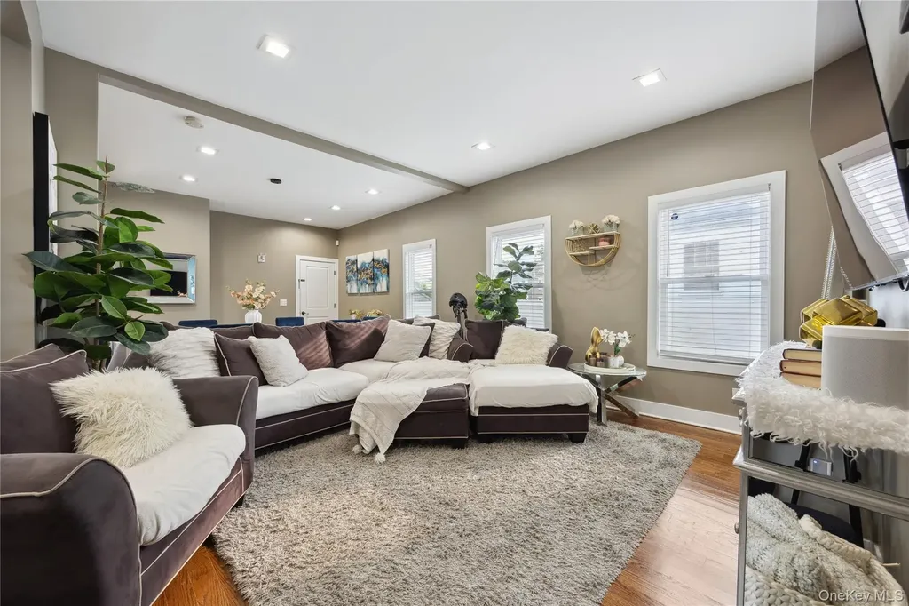 81 Pearsall Avenue Freeport NY 11520
