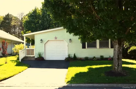 105 W Village Circle Manorville NY 11949