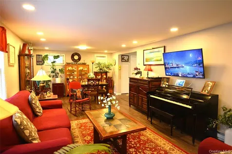 105 W Village Circle Manorville NY 11949