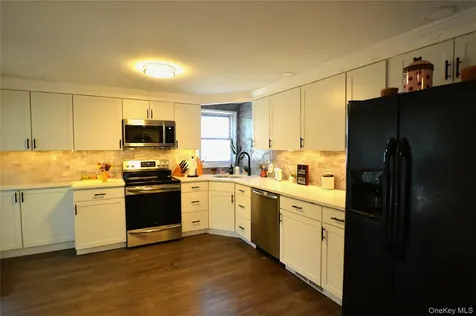 105 W Village Circle Manorville NY 11949