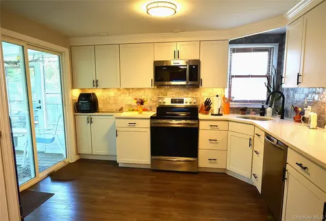 105 W Village Circle Manorville NY 11949