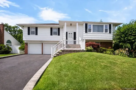 26 Acorn Lane Plainview NY 11803