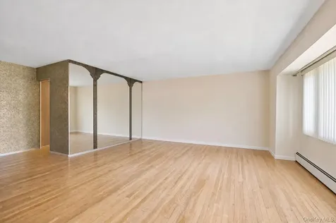 26 Acorn Lane Plainview NY 11803