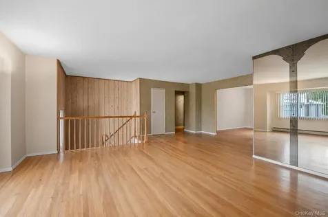 26 Acorn Lane Plainview NY 11803