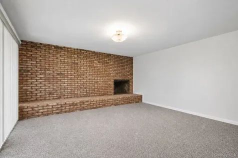 26 Acorn Lane Plainview NY 11803