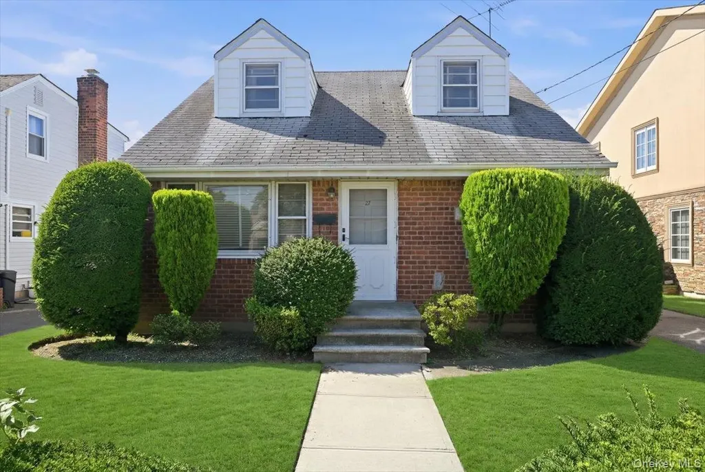 27 Plymouth Avenue Mineola NY 11501