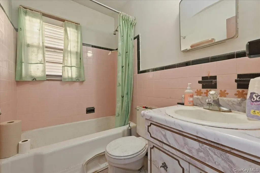 27 Plymouth Avenue Mineola NY 11501