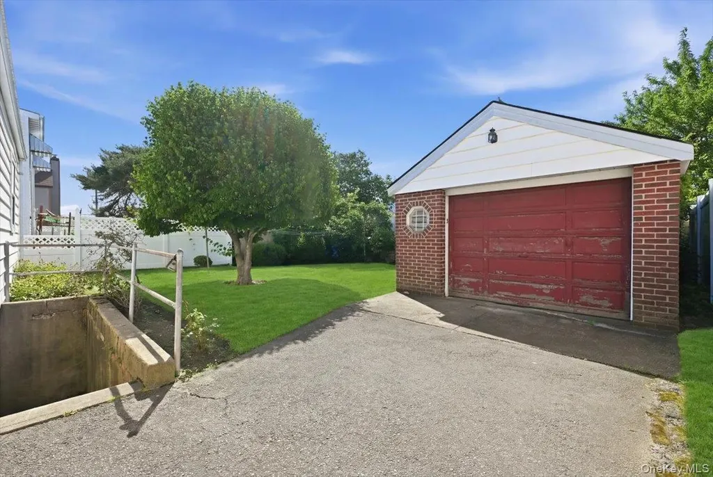 27 Plymouth Avenue Mineola NY 11501
