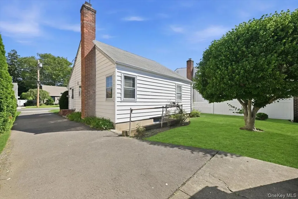 27 Plymouth Avenue Mineola NY 11501