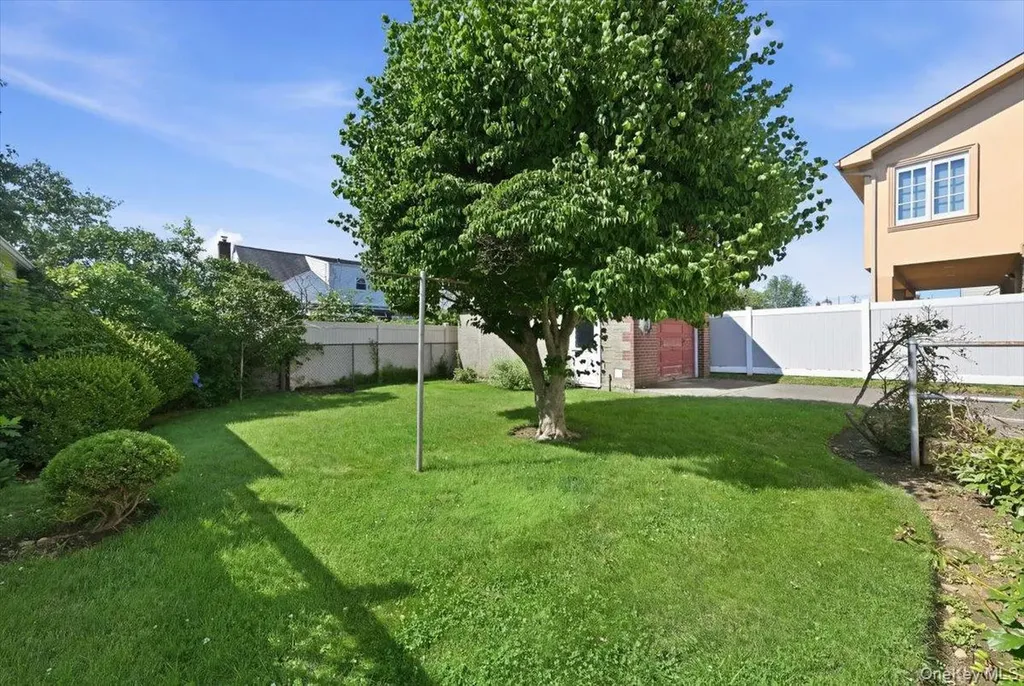 27 Plymouth Avenue Mineola NY 11501