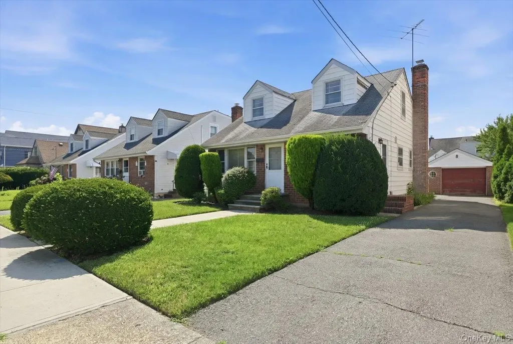 27 Plymouth Avenue Mineola NY 11501