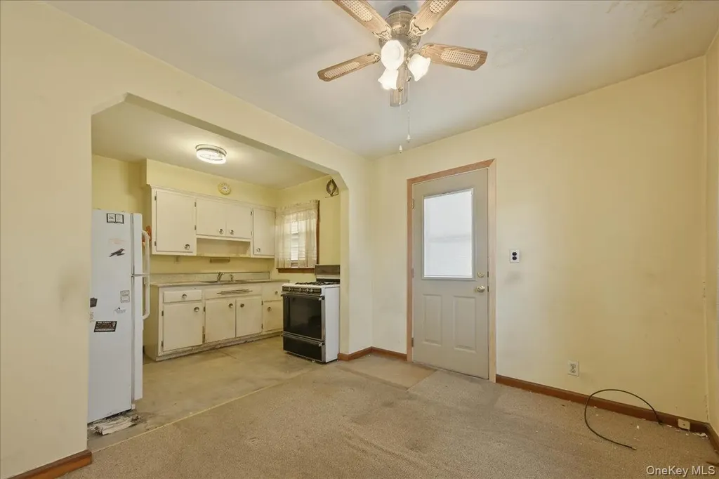 27 Plymouth Avenue Mineola NY 11501