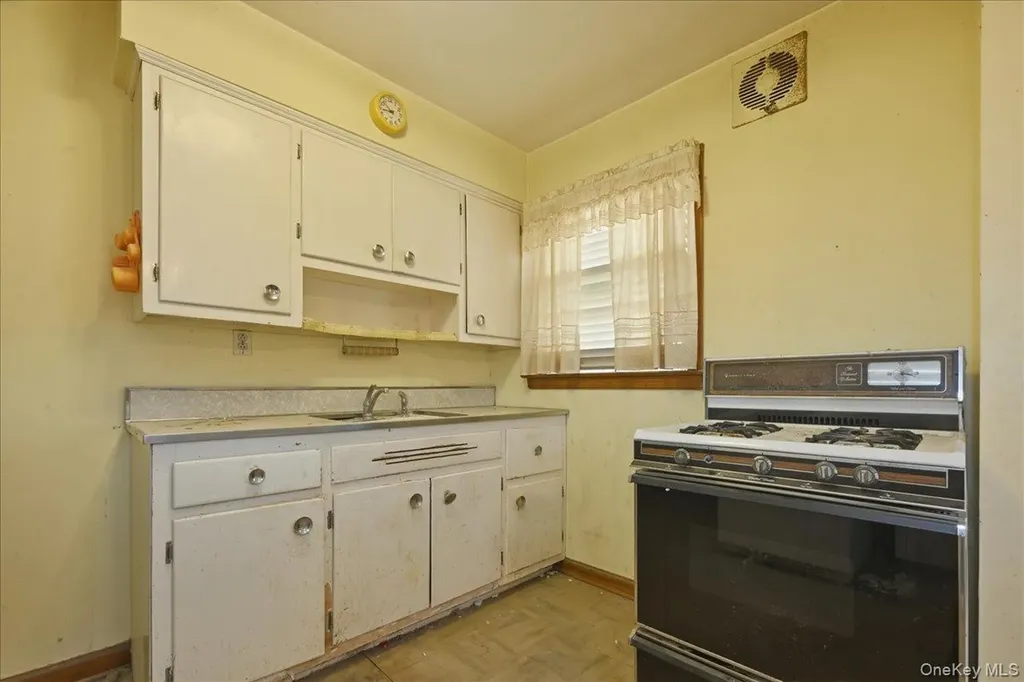 27 Plymouth Avenue Mineola NY 11501