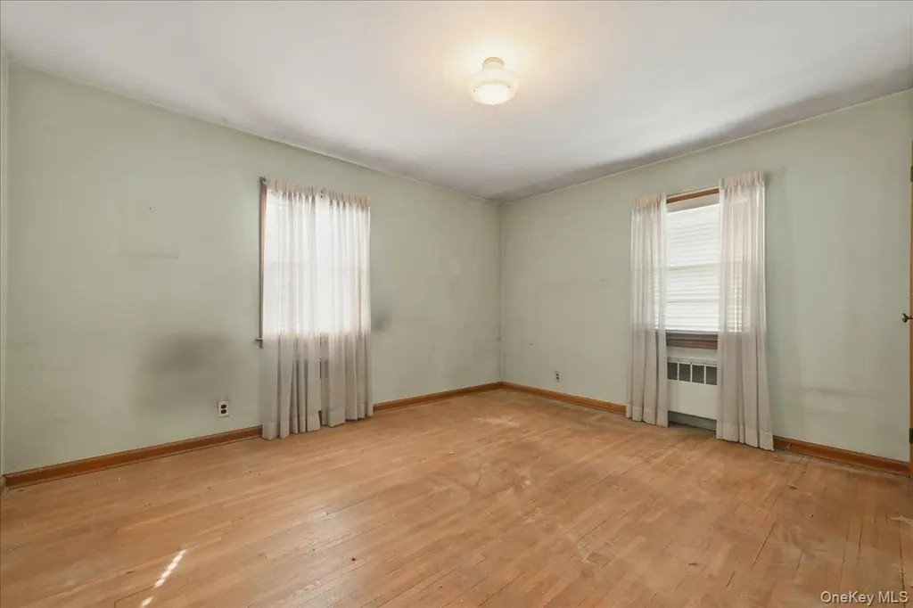 27 Plymouth Avenue Mineola NY 11501