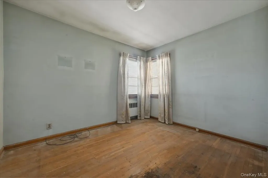 27 Plymouth Avenue Mineola NY 11501
