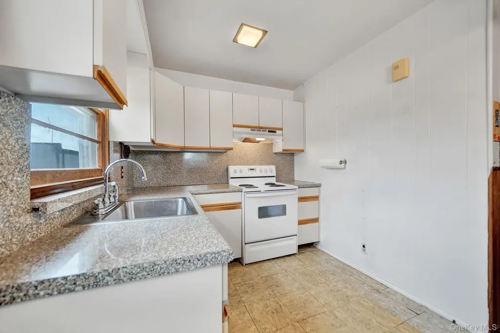 6 Lippold Street Merrick NY 11566