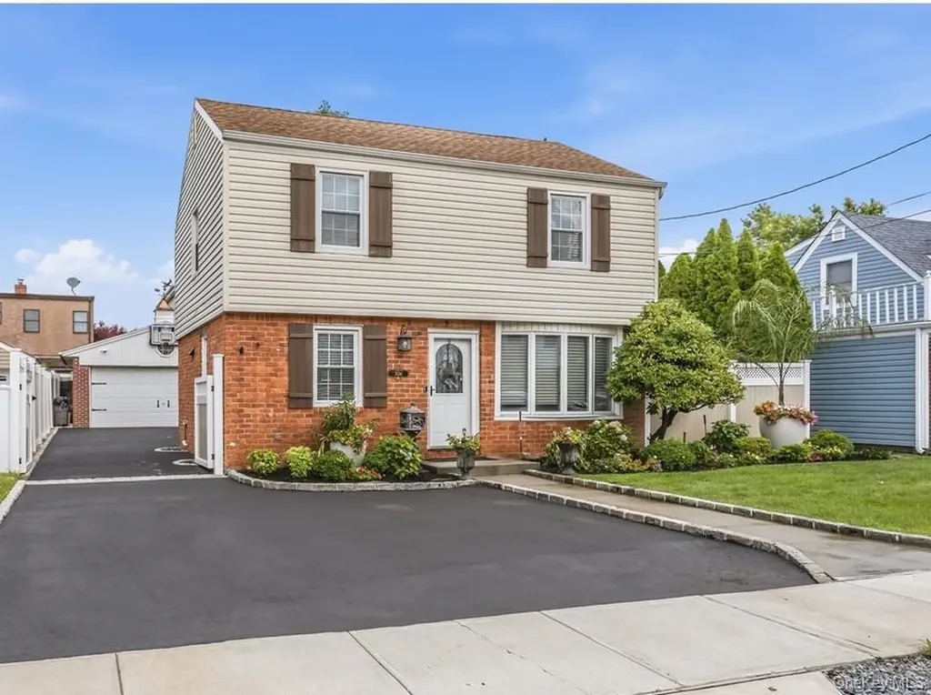 306 Latham Road Mineola NY 11501