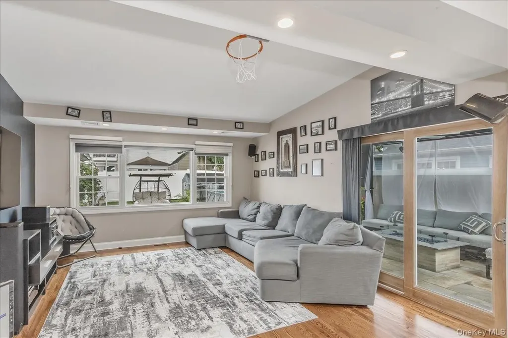 306 Latham Road Mineola NY 11501
