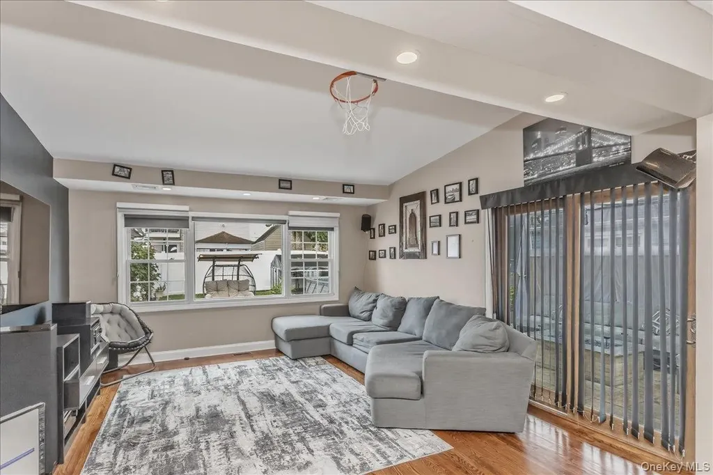 306 Latham Road Mineola NY 11501