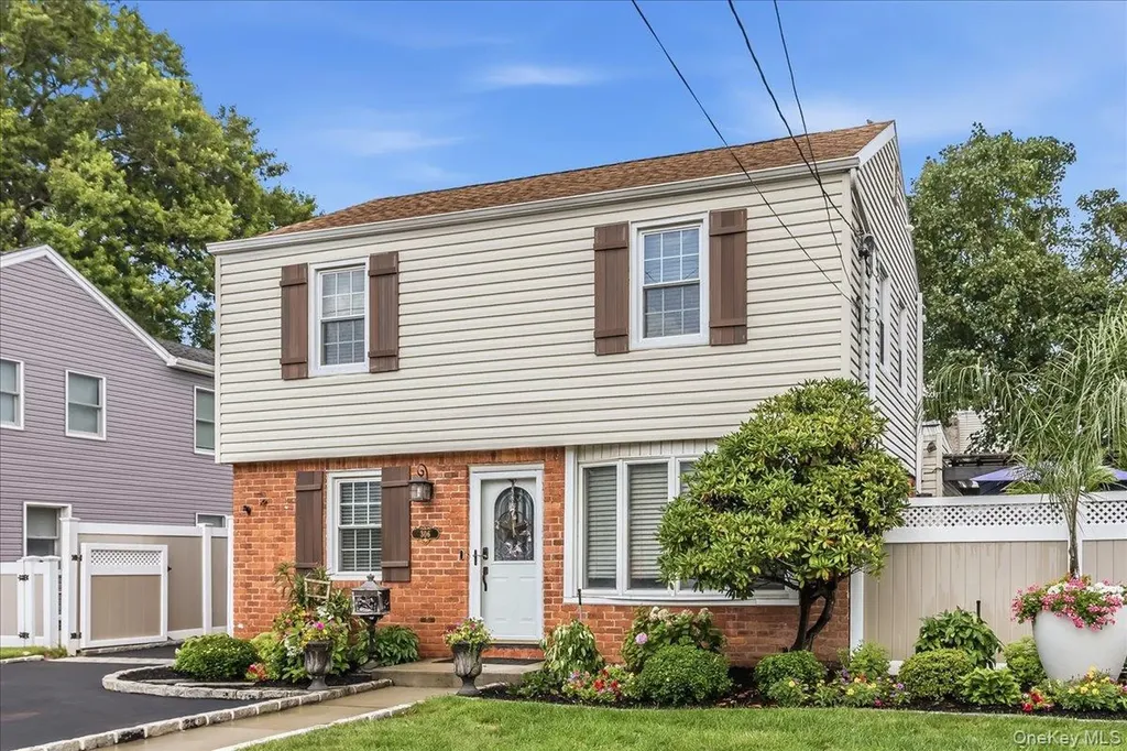 306 Latham Road Mineola NY 11501
