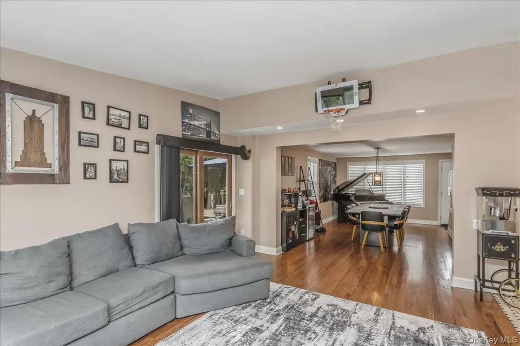 306 Latham Road Mineola NY 11501