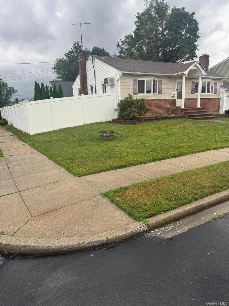 14 Larch Street Hicksville NY 11801