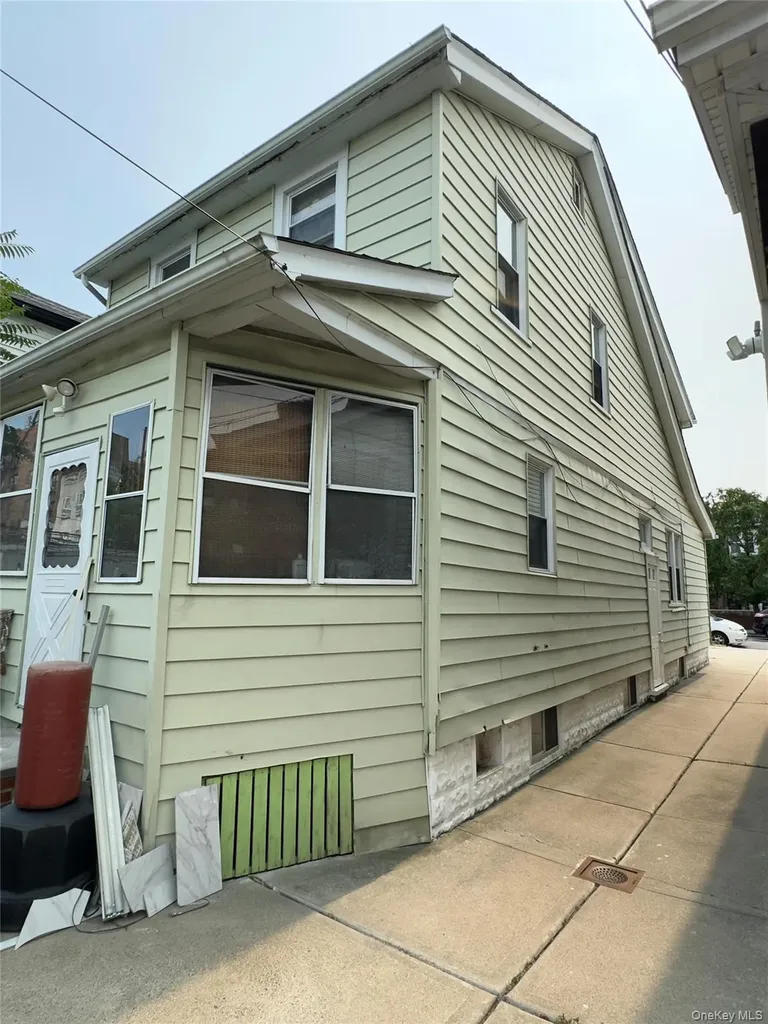 2042 Colonial Avenue Bronx NY 10461