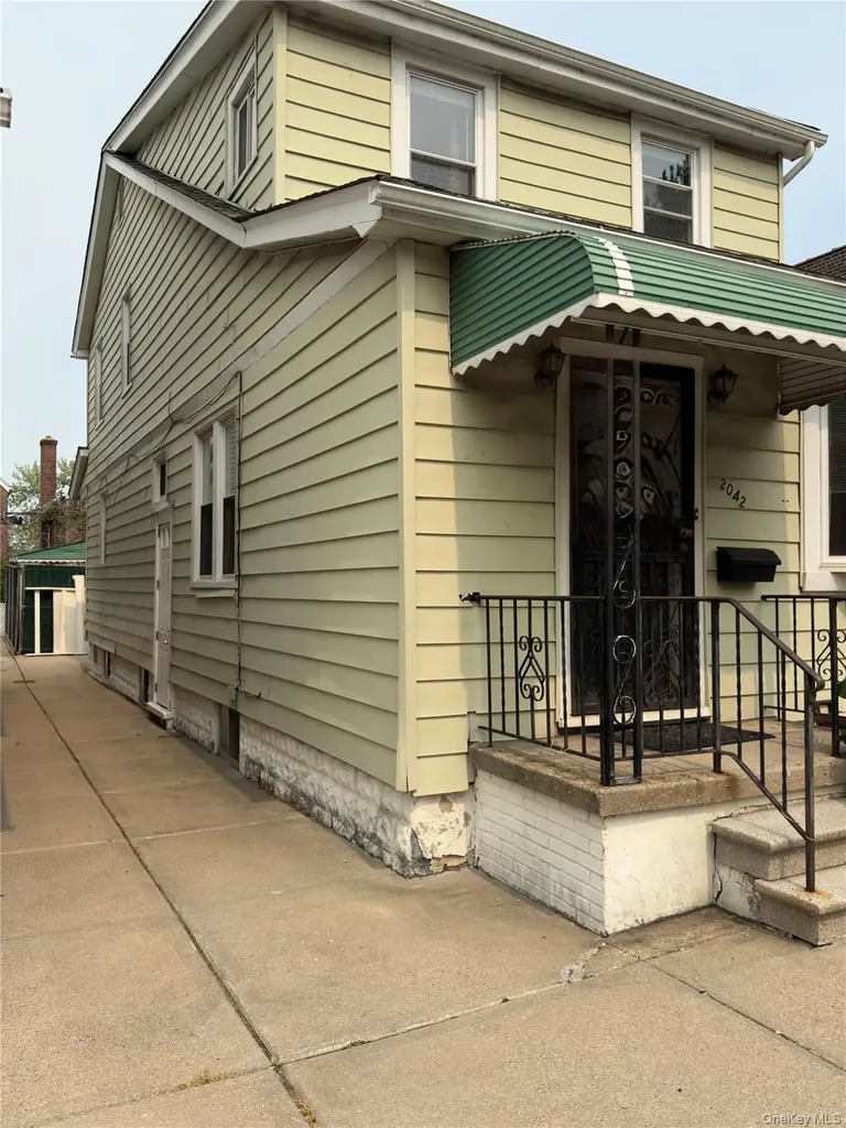 2042 Colonial Avenue Bronx NY 10461