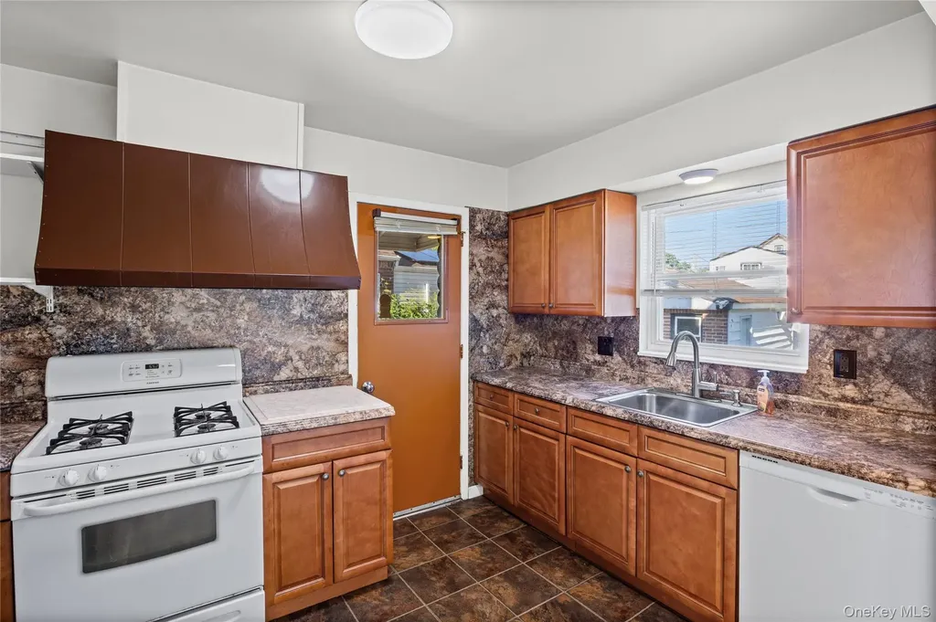 6 Grenville Court East Rockaway NY 11518