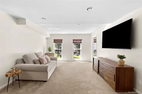 26 Jennings Lane Woodbury NY 11797