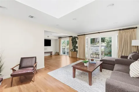 26 Jennings Lane Woodbury NY 11797