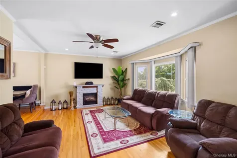 9 Florgate Road Farmingdale NY 11735