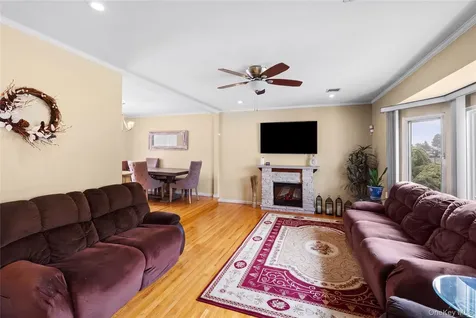 9 Florgate Road Farmingdale NY 11735
