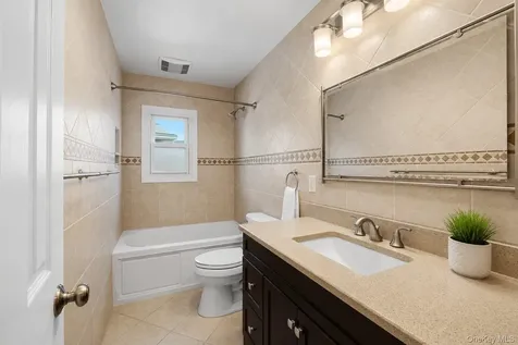 9 Florgate Road Farmingdale NY 11735