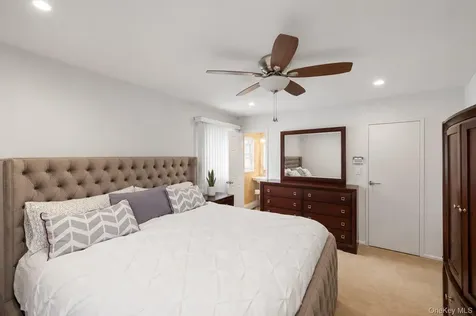 9 Florgate Road Farmingdale NY 11735