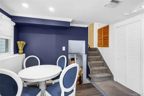 9 Florgate Road Farmingdale NY 11735