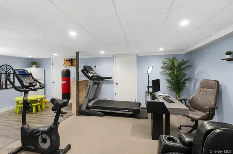9 Florgate Road Farmingdale NY 11735