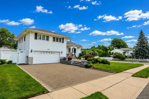9 Florgate Road Farmingdale NY 11735