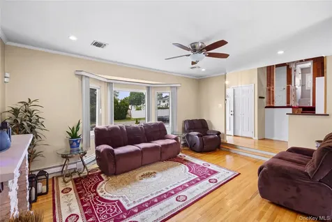 9 Florgate Road Farmingdale NY 11735