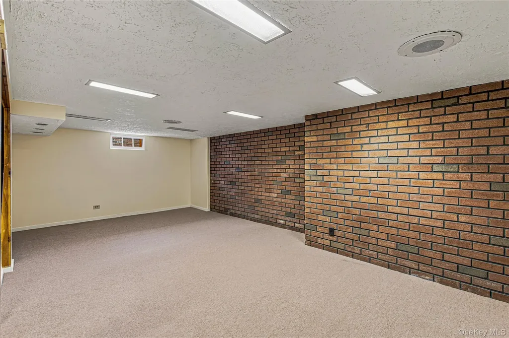 163 Laurel Drive New Hyde Park NY 11040