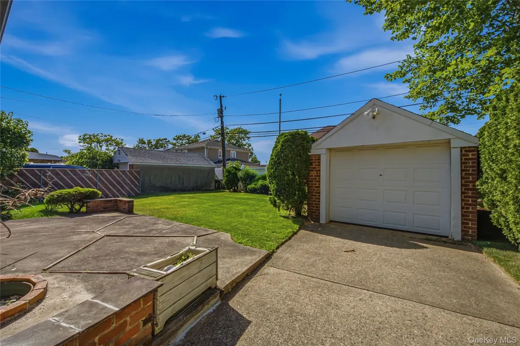 163 Laurel Drive New Hyde Park NY 11040