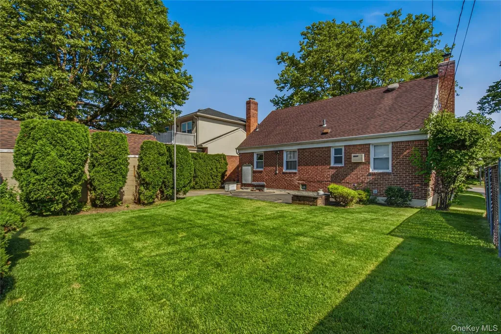 163 Laurel Drive New Hyde Park NY 11040