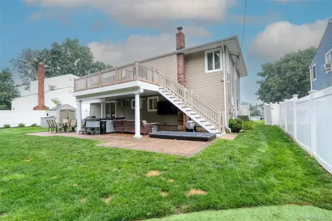 1352 Estelle Court Seaford NY 11783